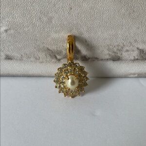 Vintage Roman Elegant Gold and Pearl Pendant